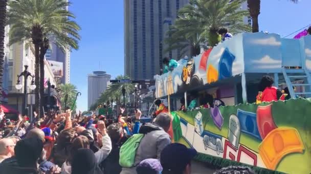 New Orleans February 2016 Mardi Gras Floats Parade Streets New — Stock video