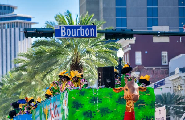 新奥尔良 New Orleans 2016年2月9日 多彩的浮标沿着狂欢节游行穿过城市街道 狂欢节是新奥尔良每年举办的最大的庆祝活动 — 图库照片