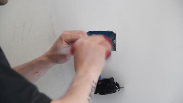 Elektryk Zajmujący Się Elektryką Zbliżenie Człowieka Instalującego Gniazdko Elektryczne Ścianie — Wideo stockowe