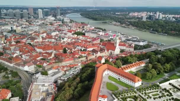 从斯洛伐克无人驾驶飞机俯瞰布拉迪斯拉发城堡和城市天际线 — 图库视频影像