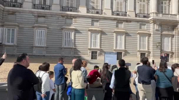 Мадрид Испания Октября 2022 Туристы Перед Королевским Дворцом Время Смены — стоковое видео