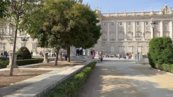 Madrid Spain October 2022 Tourists Walk Plaza Oriente Gardens Front — Stock video