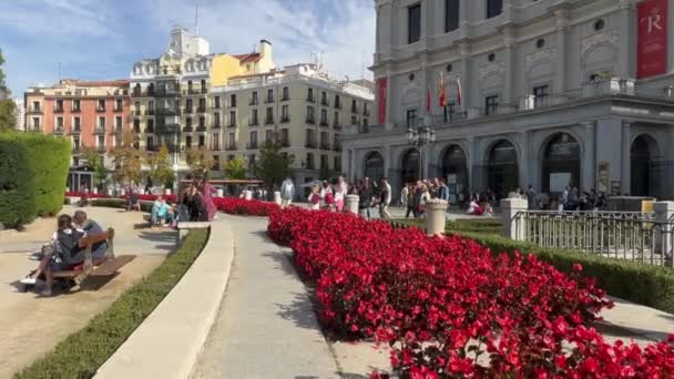 Мадрид Испания Октября 2022 Года Туристы Прогуливаются Садам Плаза Ориенте — стоковое видео