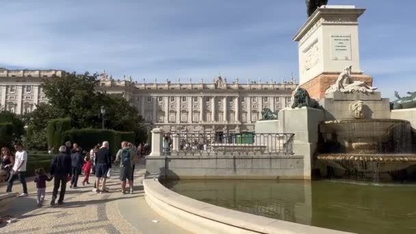 スペイン マドリード2022年10月29日 王宮近くのフェリペ4世記念碑前の観光客 — ストック動画