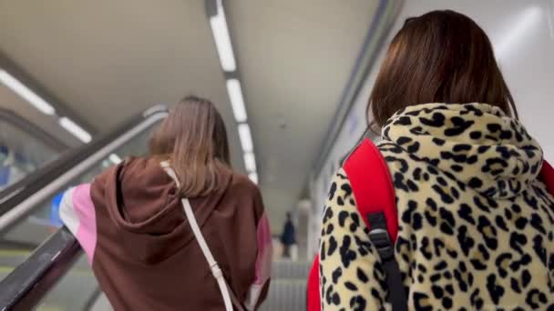 Mother Daughter Escalators Subway Station Back View — Vídeo de Stock