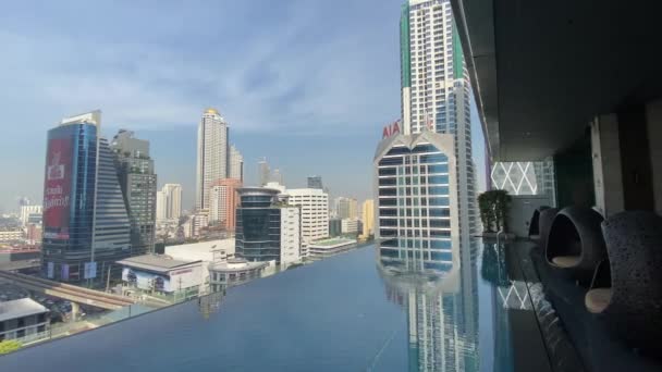 Бангкок Таиланд Декабря 2019 Отражения Небоскребов Воде Современные Городские Здания — стоковое видео