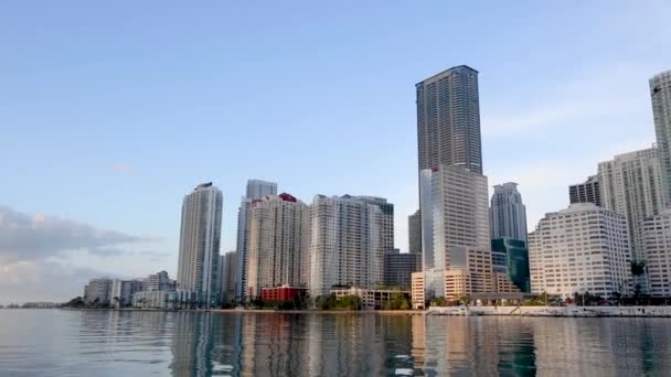 从佛罗里达Brickell Key到迈阿密市中心的天际线 — 图库视频影像