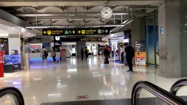 Bangkok Thailand December 2019 Suvarnabhumi International Airports Interior Tourists Treadmills — Wideo stockowe