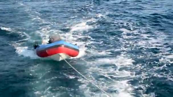 Beiboot Einem Fahrenden Boot Mitten Ozean Befestigt — Stockvideo