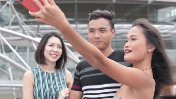Три Азіатські Друзі Прогулюються Місту Беручи Селфі Концепція Щастя Туризму — стокове відео
