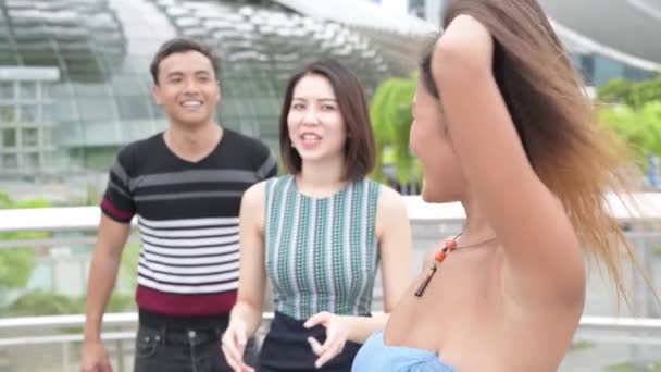 三个亚洲朋友在户外游览城市 — 图库视频影像