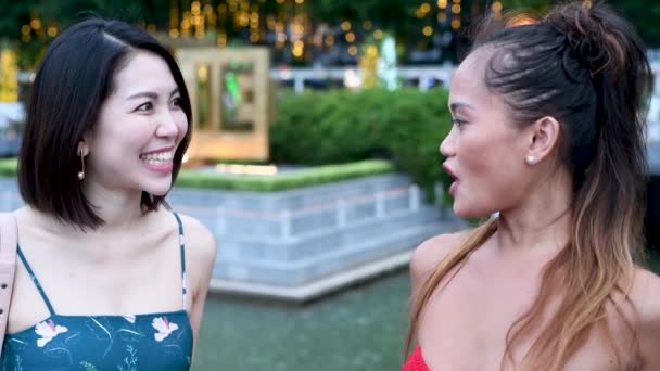 Kilka Azjatyckich Dziewczyn Rozmawiających Spacerując Mieście — Wideo stockowe