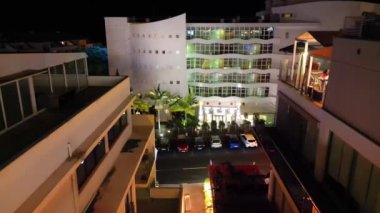 Madeira, Portekiz - 2 Eylül 2022: Funchal 'ın havadan görünüşü ve gece evleri.