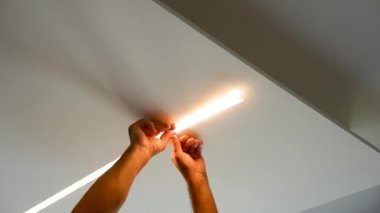 Tavana diyot aydınlatma bandı monte ediyorum. Yeni bir ev konseptine geçiyoruz..