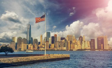 Manhattan şehir merkezinden Ellis Adası 'ndan New York City' ye gün batımında gökyüzü.