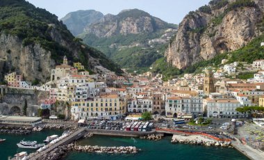 AMALFI, ITALY - 28 Haziran 2021: Amalfi kıyı şeridinin panoramik hava görüntüsü