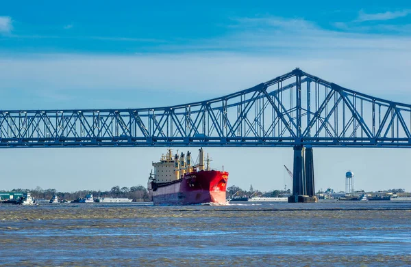 New Orleans February 2016 Oil Tanker Passes Bridge — Stockfoto