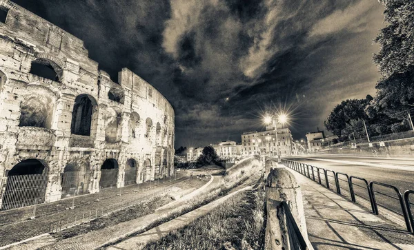ローマの夜のコロッセオの光 — ストック写真