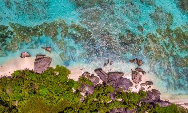 La Digue, Seychelle Adaları 'ndaki Anse Kaynak Argent Sahili' nin yukarıdan görünüşü - Afrika.