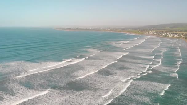 Aerial View Gentle Waves Beautiful Shoreline — Vídeos de Stock