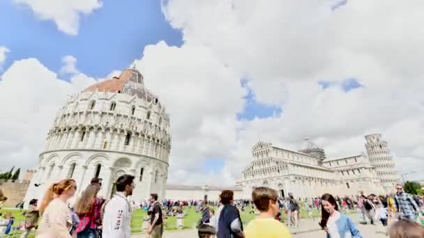 Pisa イタリア エイプリル社2018年30日 奇跡の広場のタイムラプスを観光客と一緒に ピサは毎年500万人を集めている — ストック動画