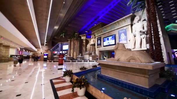Las Vegas June 2018 Interior View Luxor Hotel Casino Tourists — 图库视频影像