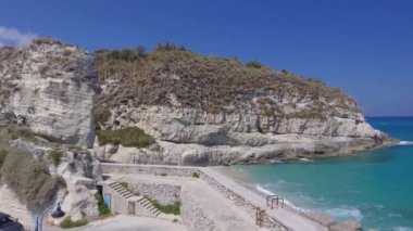 Tropea manzarası ve kıyı şeridi, İtalya. Güzel bir güneşli sabah üzerinde havadan görünümü.