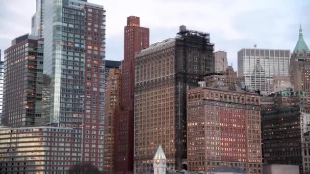 Downtown Manhattan Buildings Skyscrapers Detail View Moving Ship Sunset — Vídeo de stock