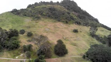 Yeni Zelanda 'nın bulutlu bir kış gününde Maunganui Dağı' nın havadan görünüşü.
