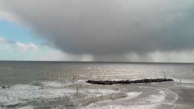 Uzun kıyı şeridi, havadan görünümü yaklaşan fırtına.