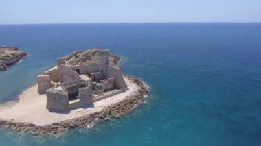 Le Castella Aragonca kale havadan görünümü açısından dron, Calabria.