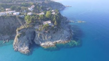 Caminia Lido, yaz sezonu Calabria şeridinin panoramik havadan görünümü.