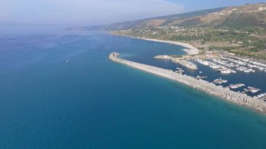Tropea, Calabria. İHA perspektifinden şehrin, manastırın ve kıyı şeridinin havadan görüntüsü.