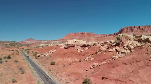 美しい青空にキャニオン山脈 アメリカ夏のキャピトルリーフ — ストック動画