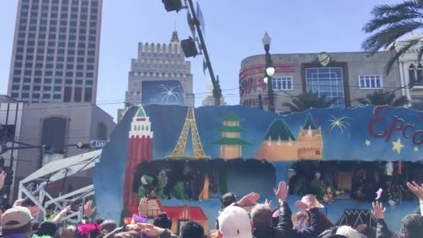 New Orleans February 2016 Mardi Gras Floats Parade Streets New — Stock video