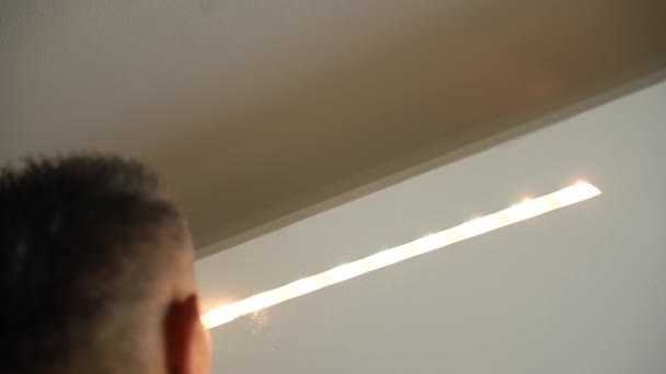 Ledストリップのインストール 装飾的な光クローズアップのインストール — ストック動画