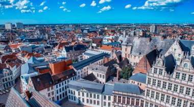 GHENT, BELGIUM - 30 Nisan 2015: Gent, Belçika 'daki tarihi şehir merkezi manzarası. Bahar mevsiminde Gent 'in mimarisi ve simgesi