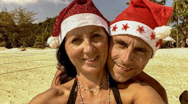 Семейное Тропическое Рождество Белая Пара Рождественских Шляпах Прекрасном Пляже — стоковое фото