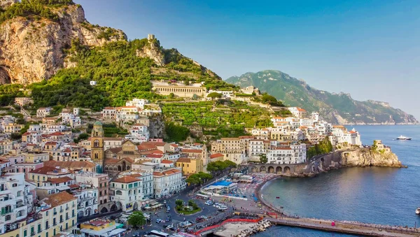 Yaz mevsiminde Amalfi sahil şeridinin inanılmaz hava manzarası, Amalfi Sahili
