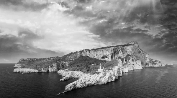 Gün Batımında Deniz Fenerinin Üzerinde Uçan Bir Drondan Capri Nin — Stok fotoğraf