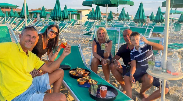 Šťastná Skupina Lidí Předkrmy Pláži Letní Sezóně Rekreační Prázdninový Koncept — Stock fotografie
