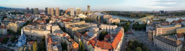 Bratislava, Slovakya - 26 Ağustos 2022: Günbatımında şehir merkezinin havadan görünüşü. İnsansız hava aracından panoramik bakış açısı.