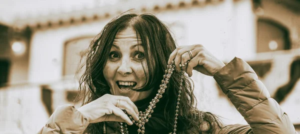 Lycklig Kvinna Håller Pärlor New Orleans Karneval Parad — Stockfoto
