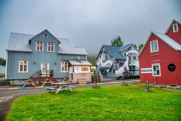 セイオイスフォヨルドゥール アイスランド 2019年8月4日 カラフルな家は曇りの日にアイスランドをOc — ストック写真