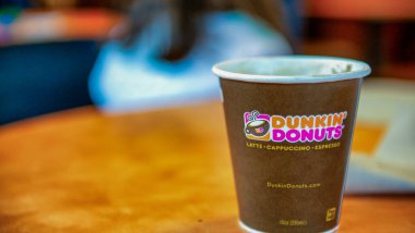 Bartlett, VT - 11 Ekim 2015: Dunkin 'Donuts kahve dükkanında bir fincan kahve.