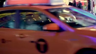 NEW YORK ŞEHRİ - Aralık 2018: Manhattan 'ın gece yarısı trafiği.