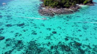 Surin Adaları, Tayland. Göl ve ormanın yukarıdan görünüşü. Mu Ko Surin Milli Parkı.