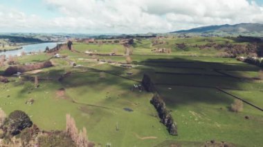 Yeni Zelanda Kırsal Bölgesi, Nehir ve Tepeler, hava manzarası.
