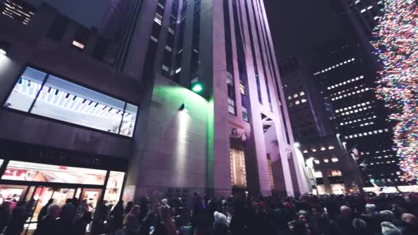 New York City December 2018 Tourists Locals Walk Crowded Rockefeller — Vídeo de Stock
