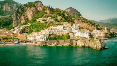 Campania, İtalya 'daki hareketli bir İHA' dan Amalfi kıyı şeridine panoramik hava görüntüsü